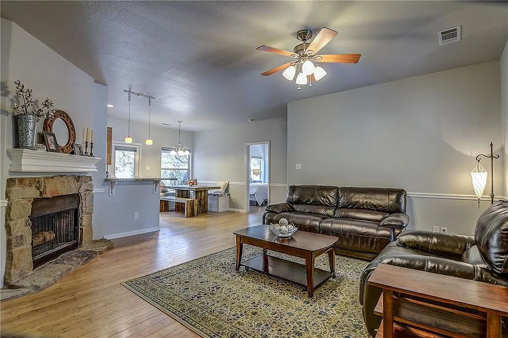 3 bed, 2.0 bath, 1288 sqft, $2,100 — Photo 3