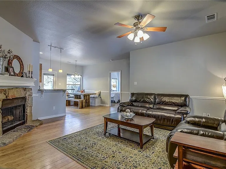17106 Oak Cliff Cir — Photo 3