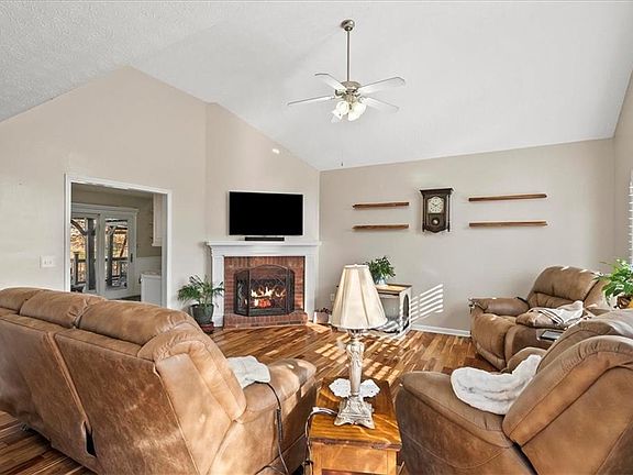 5th image of 150 Kings Ct SW