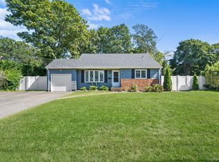 23 Berard Blvd, Oakdale, NY 11769