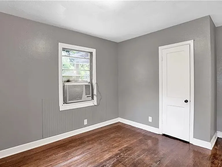 2103 E Victory Dr — Photo 16