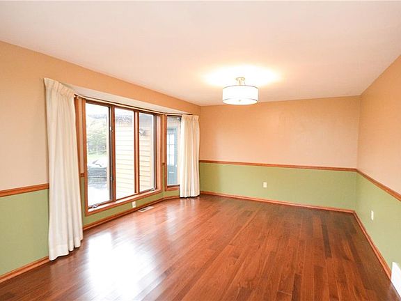 5th image of 5 Melissa Ln