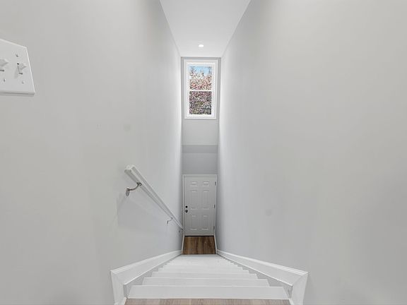 5th image of 341 Diamond Bridge Ave Floor 2