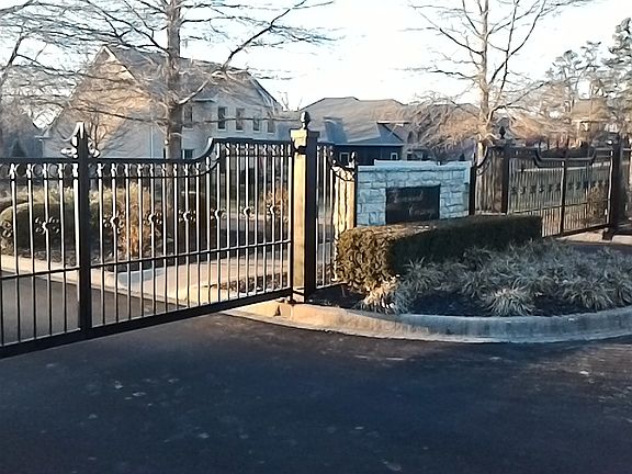 2nd image of 115 Huntcrest Ct