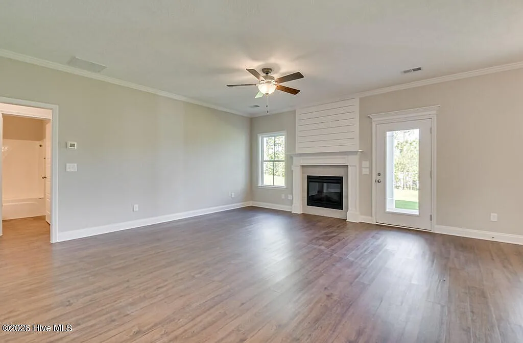5 bed, 3.0 bath, 2628 sqft, $2,400 — Photo 2