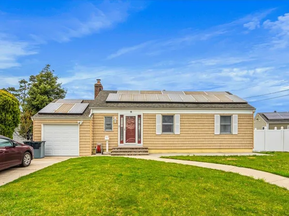 19 Parkside Lane, North Babylon, NY 11703