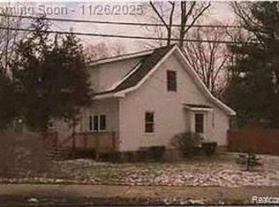 20 Crescent Lake Rd, Waterford, MI 48327