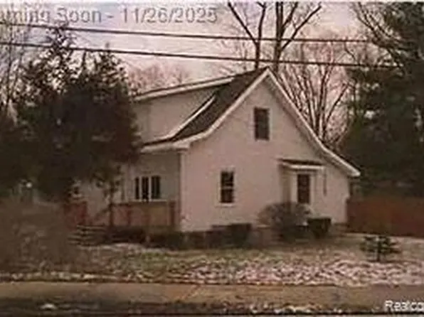 20 Crescent Lake Rd, Waterford, MI 48327