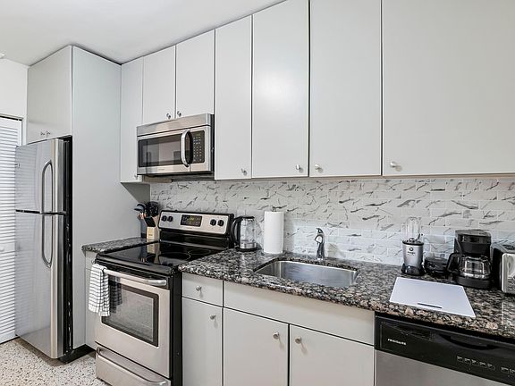 3rd image of 802 N J St APT 2