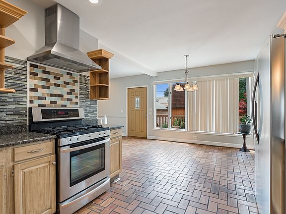 3rd image of 5898 N Elston Ave