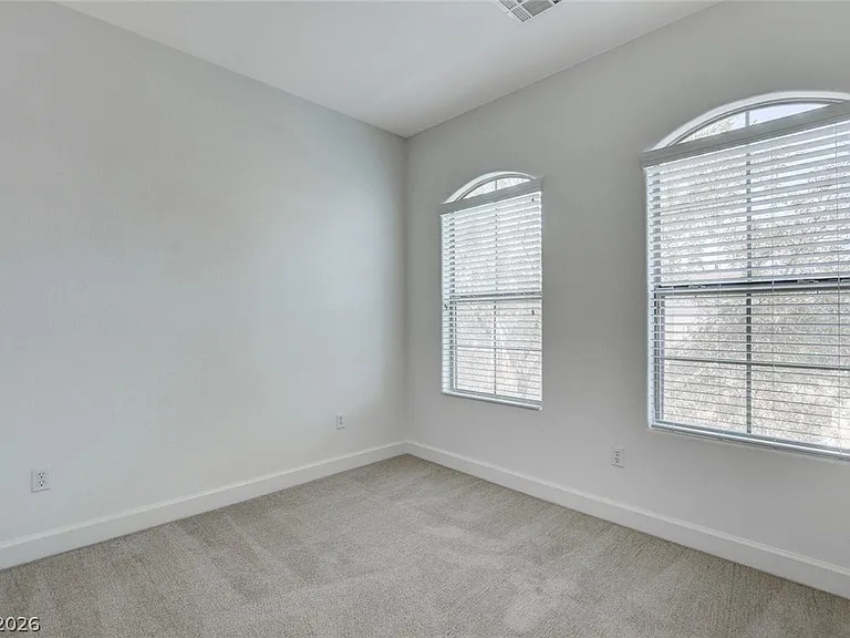 127 Tilbury Ave — Photo 30