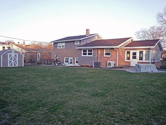 Teakwood patio, fenced yard, Florida Room