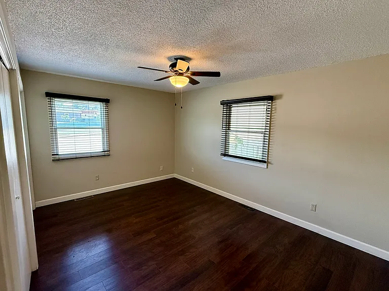 408 Anamosa St — Photo 11