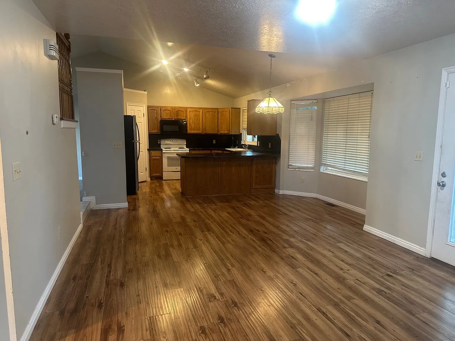6 bed, 2600 sqft, $2,600 — Photo 4