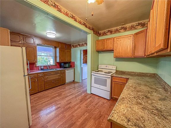 2nd image of 1008 Elm St