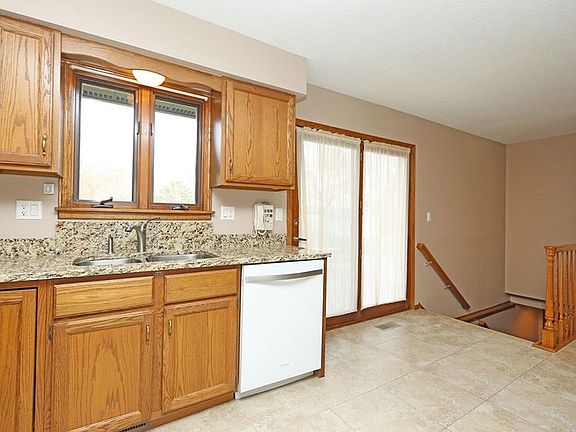 4th image of 718 W Washington Ave