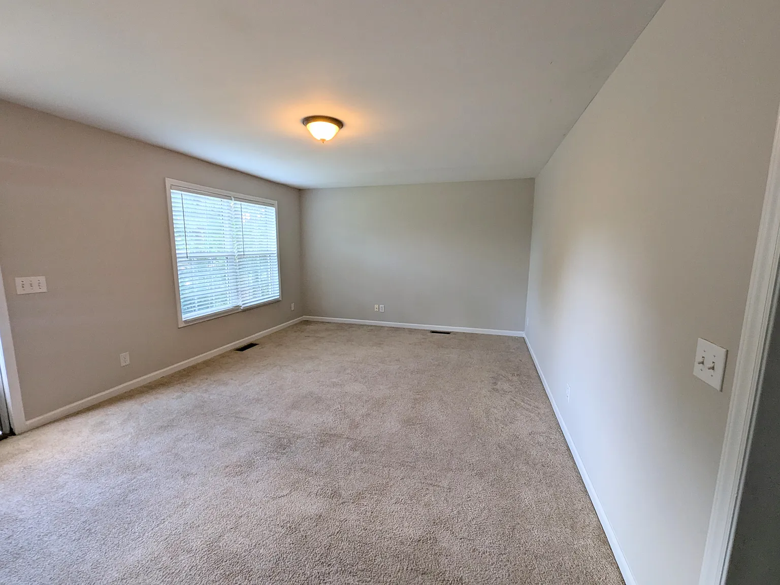 3 bed, 1200 sqft, $1,100 — Photo 2