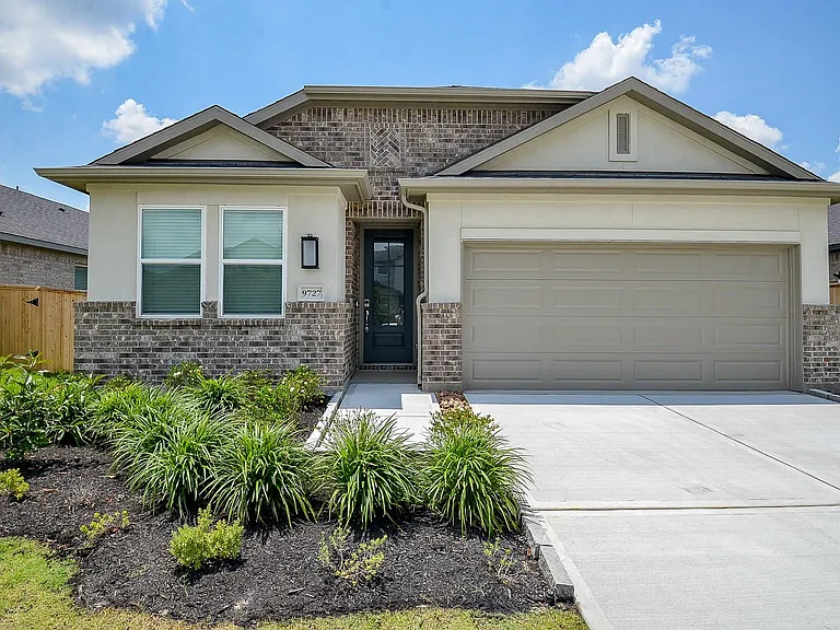 9727 Rialto Heights Dr — Photo 1