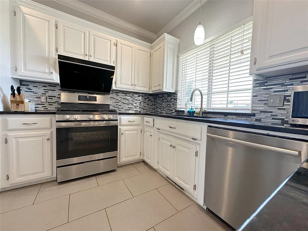 3 bed, 2.5 bath, 1855 sqft, $2,400 — Photo 3
