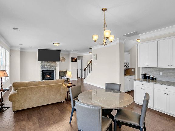 5th image of 104 Dahlia Ln