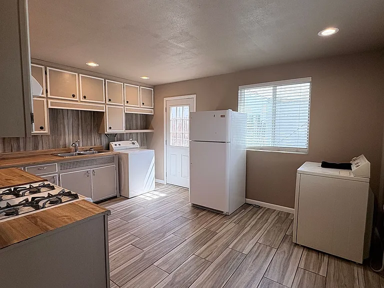 1607 W Walnut St — Photo 9