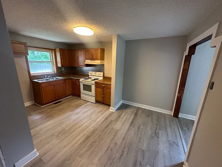 2401 Acorn St — Photo 4