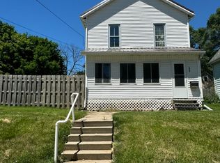 406 W Cottonwood St, Freeport, IL 61032