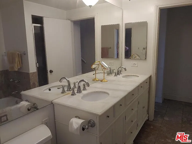 23918 De Ville Way #B — Photo 32