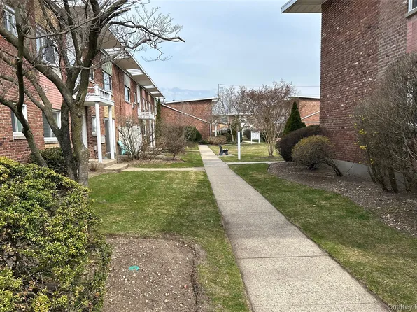 273 Newbridge Road #D2, Levittown, NY 11756