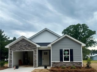 412 Maple St, Roseboro, NC 28382