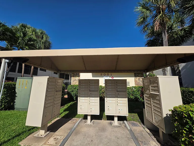 2977 Riverside Dr — Photo 24