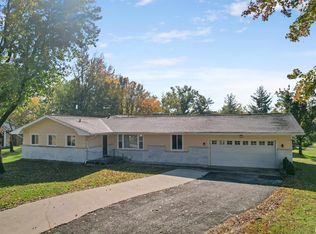 301 Lakeshore Dr, Carterville, IL 62918