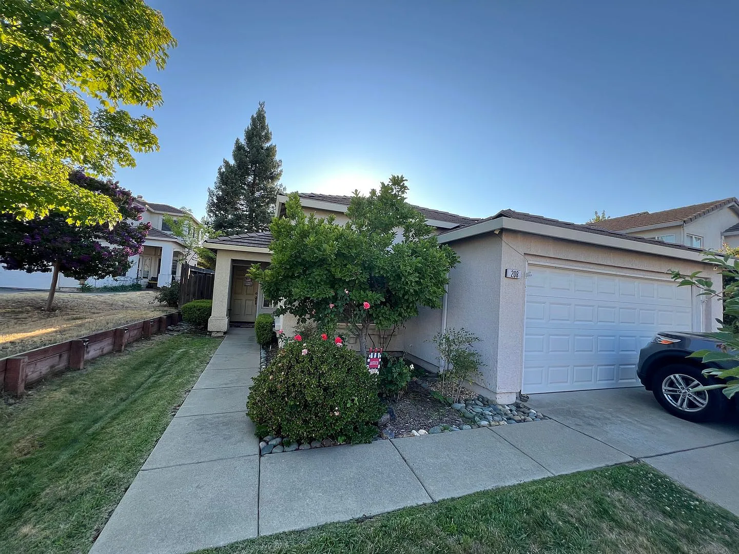 Lovely 3 Bedroom - Heart of Roseville — Photo 1