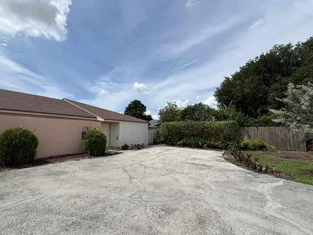 6 bed, 4.0 bath, 2560 sqft, $2,500 — Photo 1