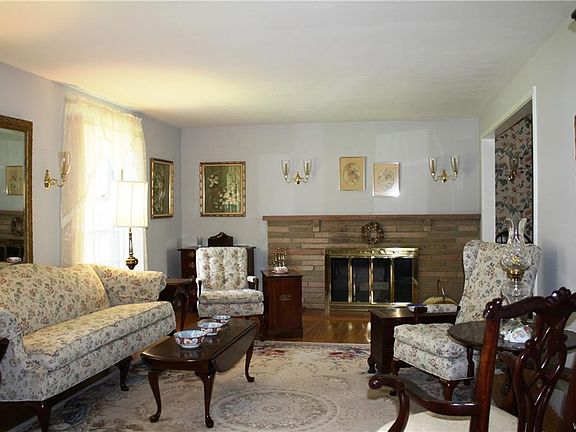 3rd image of 101 Roycroft Cir