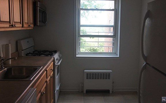 5th image of 2330 Linwood Ave #4E-304E