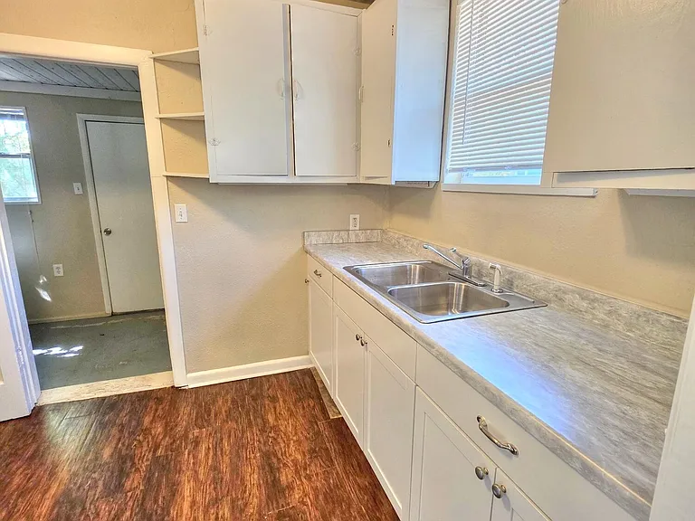 916 W 25th St — Photo 16