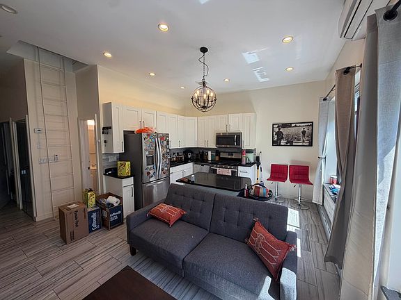 2nd image of 2821 41st St #2