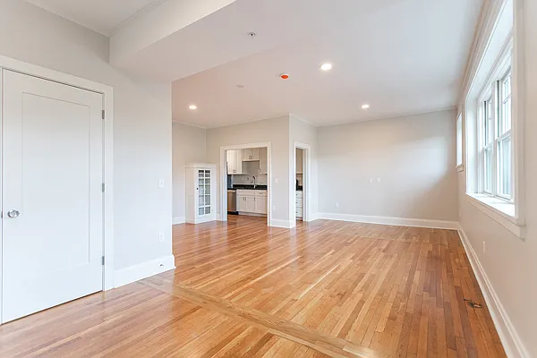 215 E Chestnut St #204 — Photo 9