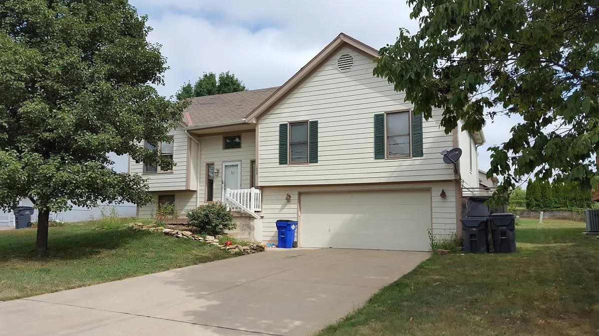 3 bed, 2.5 bath, 1670 sqft, $2,175 — Photo 1