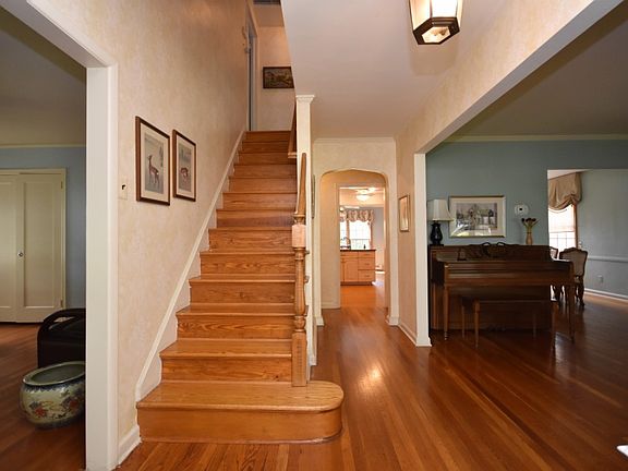 2nd image of 5 Leslie Ln