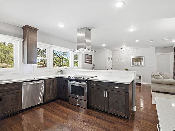 4th image of 534 Woodcrest