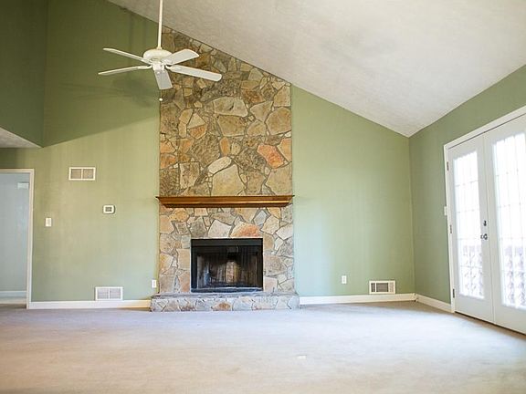 3rd image of 481 Hunters Cove Ct