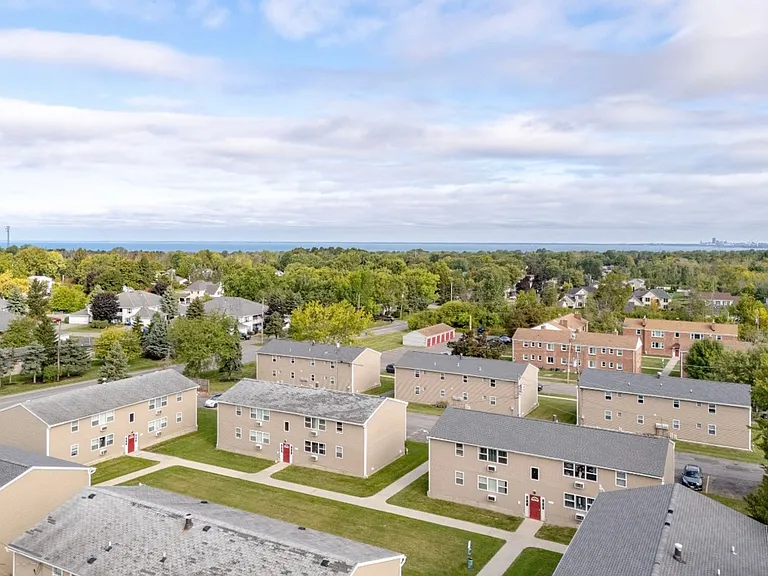 Lake Heights Apartments — Photo 10