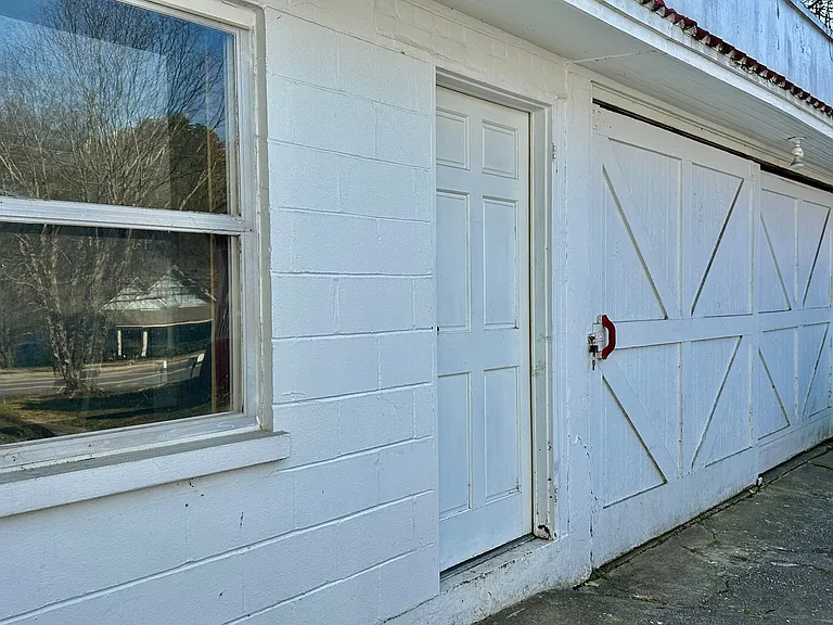 405 E Elm St — Photo 42