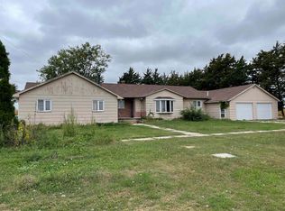 2393 R Rd, Heartwell, NE 68945