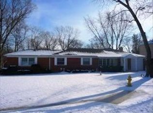 1141 Castle Dr, Glenview, IL 60025