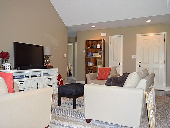 3rd image of 532 Tracy Ln