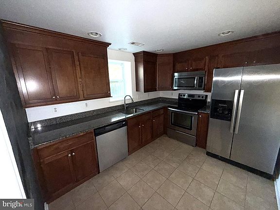 4th image of 215 Sycamore Rd