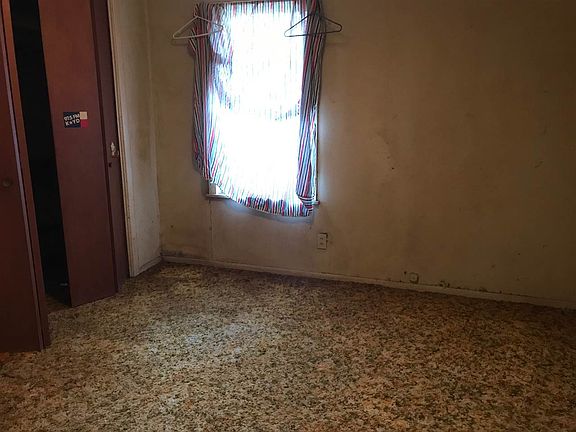 4th image of 2770 Baywood St